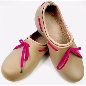 Crocs Women’s Active Casual Slip-On Shoes Tan/Taupe with Pink Laces Size 8  EUC